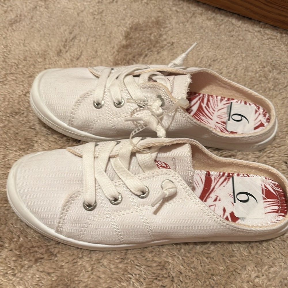 NWT Roxy Cream and Red Slip-On Mules 6 casual comfy shoes tennis sneakers